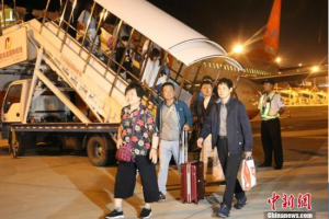 海南“59国免签新政”实施 首批免签游客飞抵三亚