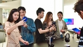 OPPO R15星云特别版 用户集体点赞红蓝渐变设计