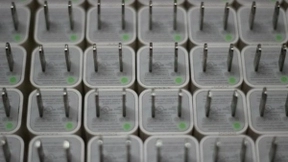 如果不出意外 今年苹果“小绿点”充电器就该退休了