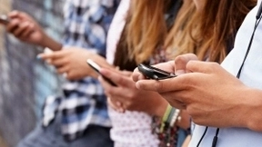 美图上市一年半即调整战略 宣布进军AI芯片要做AI公司