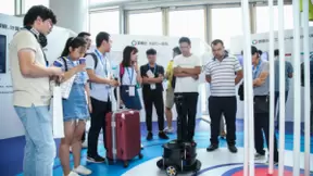 车泰斗联手百度推出服务机器人参考设计原型机，AI产业布局呼之欲出