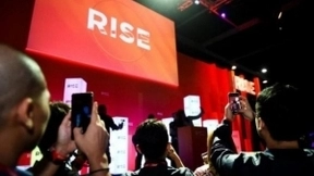 AI突破新边界王小川在香港亮出全球首个虚拟主播