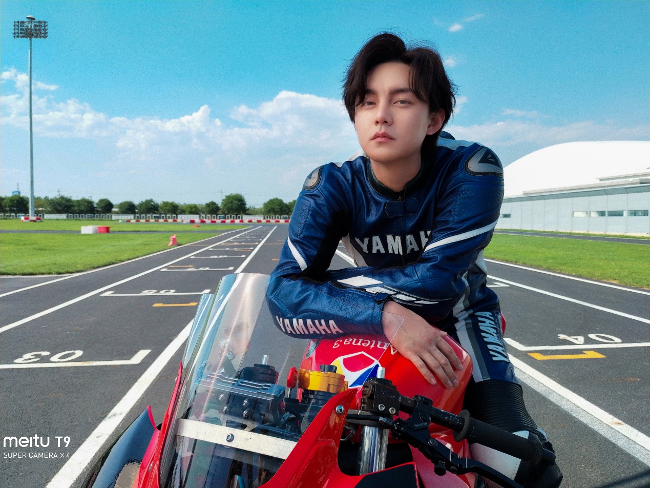 《飞驰人生》发尹正的剧照了，尹正长发飘逸骑着摩托的样子真挺酷的
