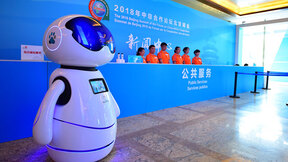 百度AI“神助攻” 小度机器人迎宾中非合作论坛