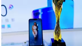 荣耀10GT亮相2018天翼展 荣获“最潮美旗舰手机”奖