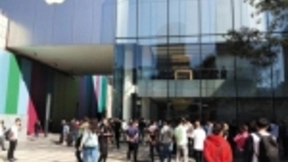 新iPhone发售：普通版遇冷 最贵版热卖