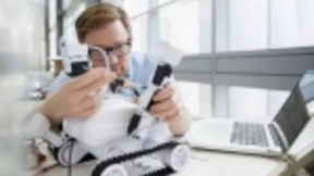 人工智能抢饭碗，未来职场该拼什么技能？