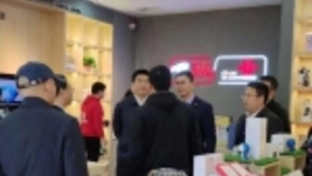 中国联通副总经理买彦州到访京东专卖店，携手共推无界零售变革