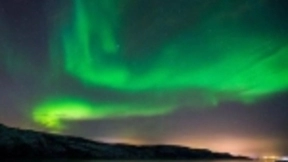 心系天下三星W2019的边缘辉光与极光美学