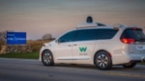 自动驾驶面世十年：科技公司与主机厂的收获与反思