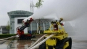 消防机器人参与扑救巴黎圣母院火灾