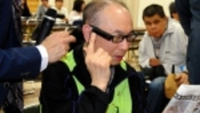 日本推出一款视觉辅助仪器 利用AI技术可将文字转化为声音