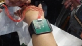 可穿戴式振动传感器 用于精确的语音识别