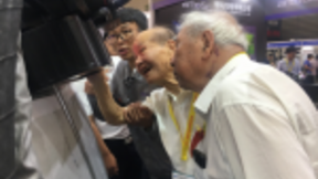全球首创无轨导爬行焊接机器人助力中国工业化新发展