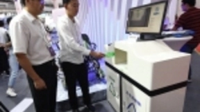 自动分类垃圾桶亮相机器人大会，0.2秒识别出垃圾种类