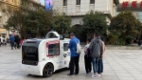 5G无人售货车亮相武汉街头 5G助跑新零售