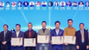 龙永图亮相首届全球创新创业大会，为小满科技COO颁发大奖