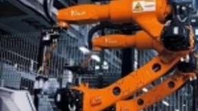 日本优衣库生产线全线引入智能包装机器人打包轻巧服装