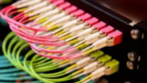 康宁推出小直径密度高的长途通信光纤，助于运营商在5G接入网络领先