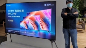 意外“暴露”身高：雷军晒Redmi智能电视MAX 98寸真机合影