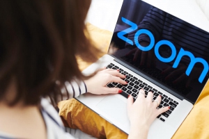 Zoom日活跃用户超过3亿人 3周时间增长50％