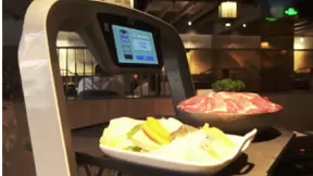 普渡科技与呷哺呷哺联手，用无接触配送机器人“再战疫情”