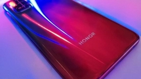 荣耀30S蝶羽红：时尚芭莎称之为视觉盛宴