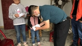 湖北移动为贫困学生免费送上爱心手机