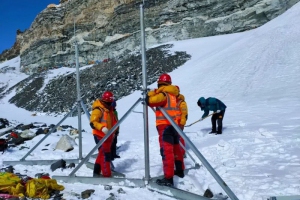 珠峰幕后故事：5G登顶，5.8吨光缆肩扛上山，曾在拉萨进行模拟测试