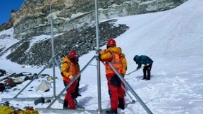 珠峰幕后故事：5G登顶，5.8吨光缆肩扛上山，曾在拉萨进行模拟测试