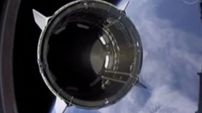 SpaceX载人龙飞船发射成功 马斯克创造历史