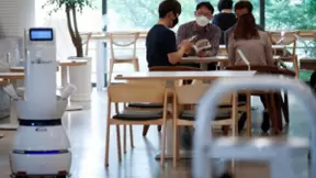 发展迅猛 室内无人配送机器人多领域遍地开花