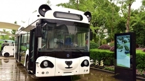 作为唯一客车单位，深兰AI熊猫智能公交车首次在上海开跑