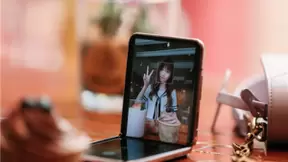 2020年背“高级风”包包，和三星Galaxy Z Flip 5G更配