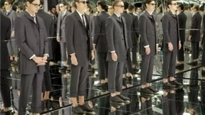 当时尚感遇上科技感 三星联名Thom Browne颠覆传统之美