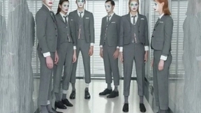 携手Thom Browne 三星Galaxy ZFold2 5G全面颠覆传统美学概念