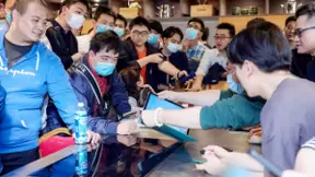 坚果团队于上海、深圳等地举办线下见面会，坚果R2光阴特别版反响热烈