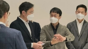 李在镕展示三星新款智能机 或是可扩展而非折叠机