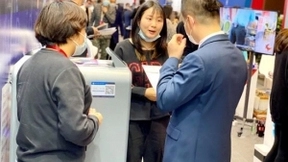 首届中国餐饮品牌节 擎朗送餐机器人成全场焦点