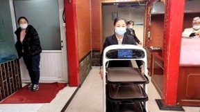 擎朗送餐机器人落地河北知名品牌“又一家”创新服务体验