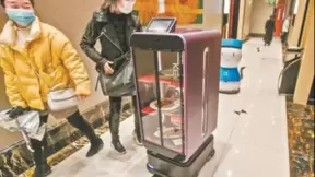 迎宾+送餐，擎朗机器人入驻数家江城知名餐厅