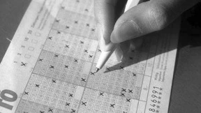 数学家曼德尔：自创选号算法，中14次彩票头奖，最后结局如何？