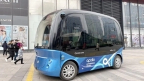 无人驾驶巴士阿波龙在重庆正式上线试运营