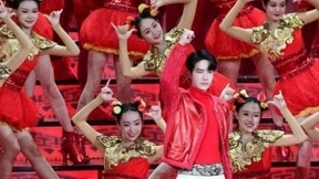 王一博solo卡点绝了！刘德华全息投影到春晚舞台，毫无违和感