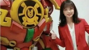 憨萌！春晚机甲牛夸王冰冰好漂亮