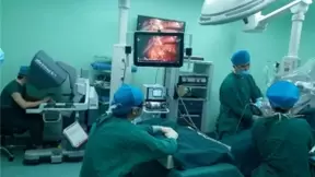 人机协作创奇迹 达芬奇手术机器人助力微创完成高难度手术