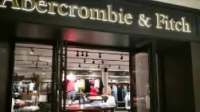 Abercrombie的销售额在以线上为重点 商店重新开业后飙升