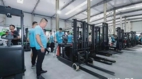 中力发布全系搬马机器人产品