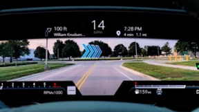 凯迪拉克将搭载AR车载导航，微美全息黑科技AR-HUD技术拯救开车“低头族”