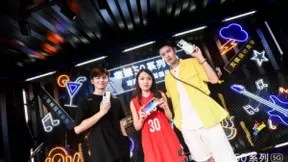 高颜值时尚达人齐聚潮流Vlog制噪局，荣耀50为你掌镜